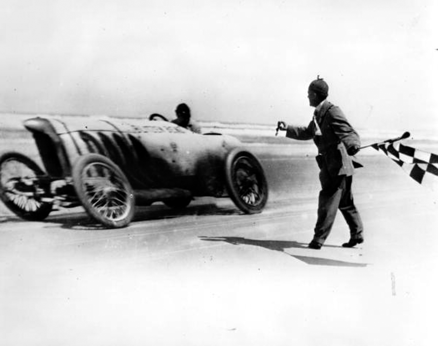 With the Blitzen Benz, Oldfield set a new land speed record on the beach at Daytona of 131.7 mph. 