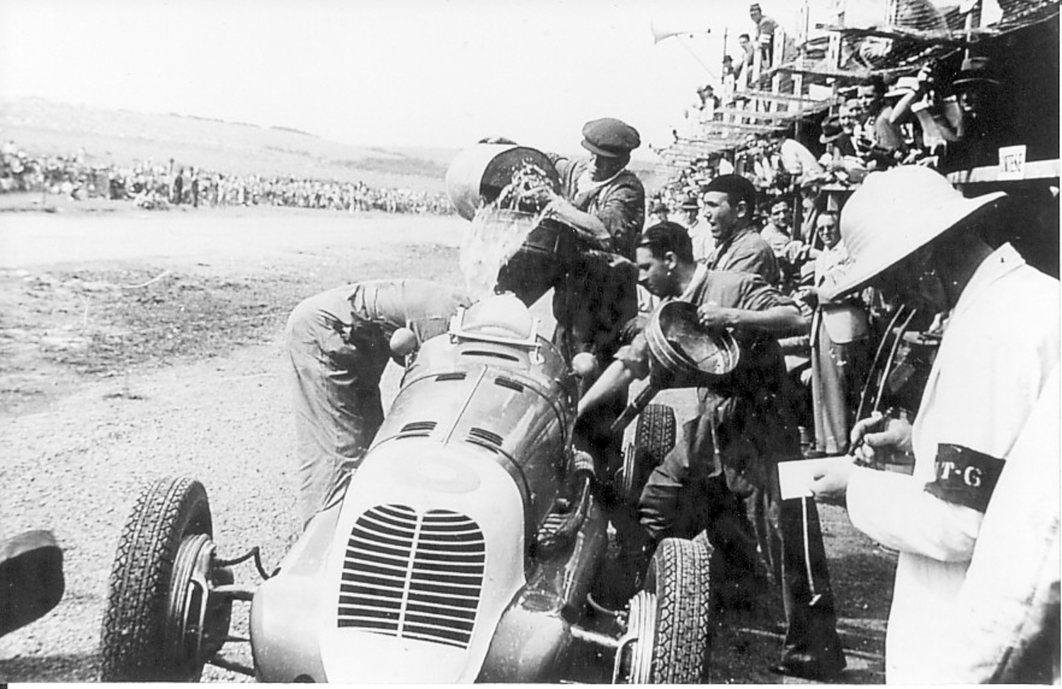 Villoresi makes a pit stop during the 1939 SAGP. 