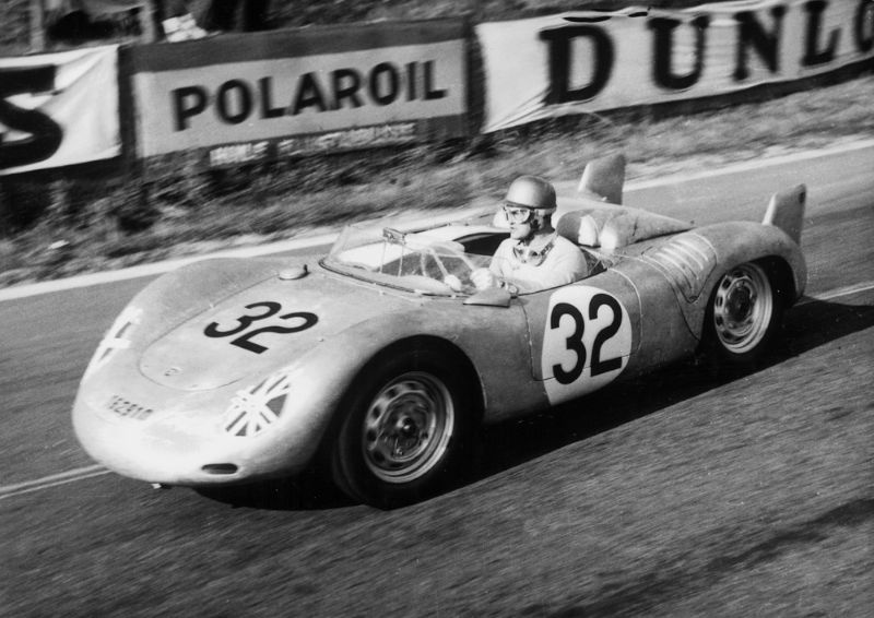 Le Mans 1957. 32: Umberto Mglioli (im Fahrzeug) und Edgar Barth mit 718 RSK