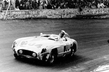 Stirling Moss in Mercedes-Benz 300 SLR with starting number 104. Mercedes-Benz's winning team: Stirling Moss/Peter Collins.