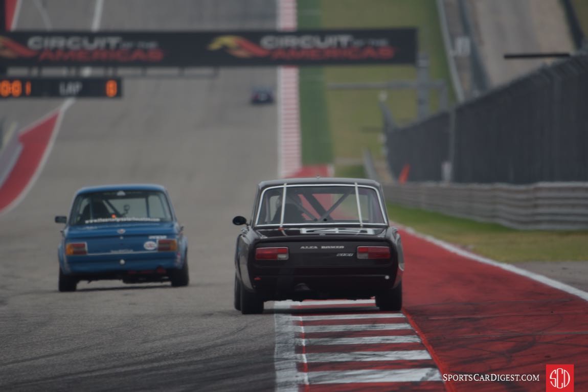 Alfa Berlina chases down the BMW 2002.