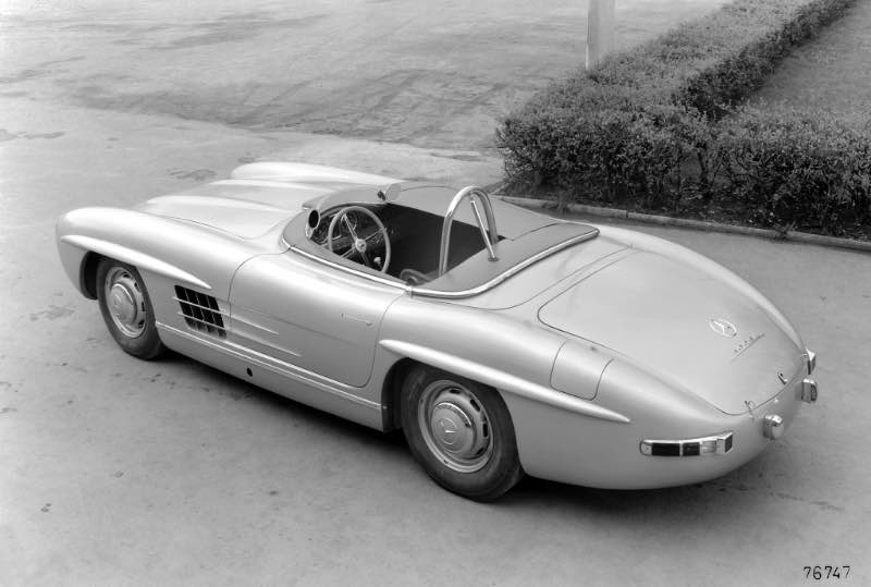 Mercedes-Benz 300 SLS (W 198). This vehicle is a special, very lightweight variant of the 300 SL Roadster of which just two units were built in 1957 specifically for participation in the American sports car championship. Paul O’Shea defeated the competition by a clear margin to win in Category D.