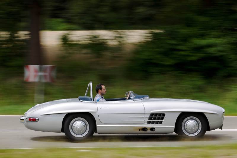 Dispensing with the standard fabric soft top and the bumpers, and installing a slim racing windscreen, reduced the curb weight from 1420 to 1040 kilograms. Other characteristic features of the 300 SLS included the air intake in front of the windscreen and the roll-over bar behind the driver.