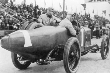 Dario Resta drives his Peugeot to victory in the American Grand Prize (1915).