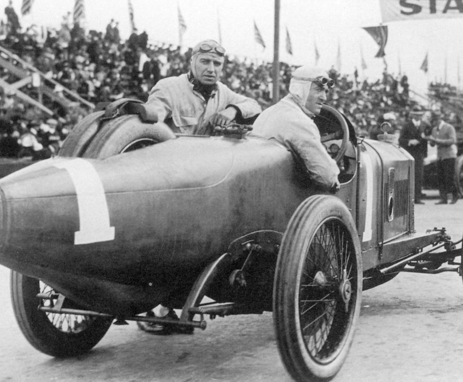 Dario Resta drives his Peugeot to victory in the American Grand Prize (1915).