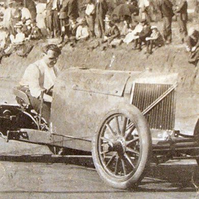 Barney Oldfield drives theÓGreen DragonÓ at Lakeside Speedway, 1907.