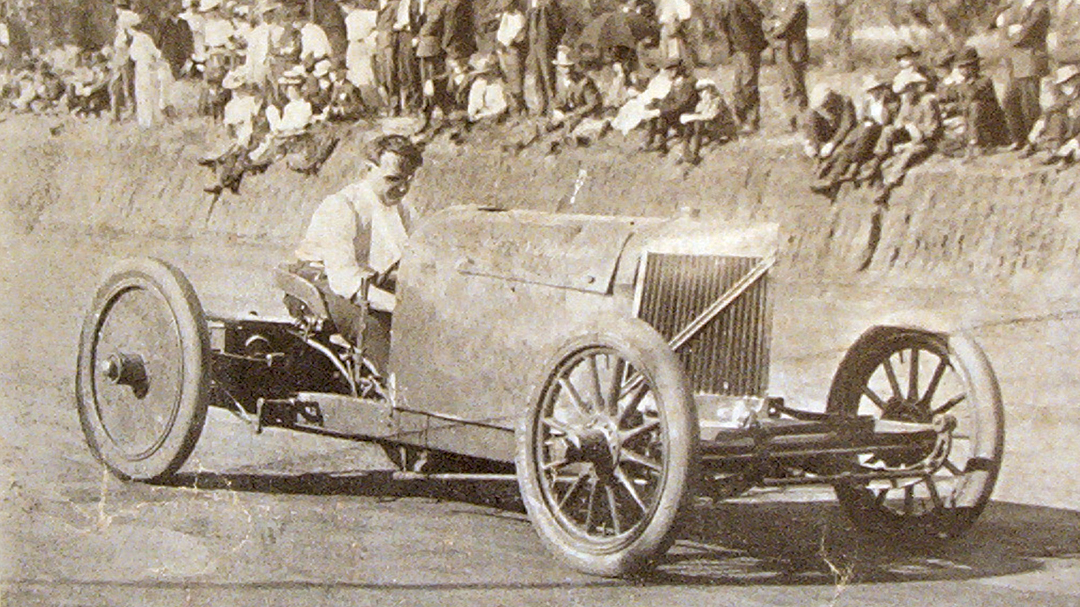 Barney Oldfield drives theÓGreen DragonÓ at Lakeside Speedway, 1907.