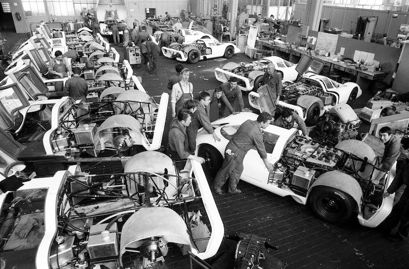 The construction of the 25 racing cars for the homologation of the 917.