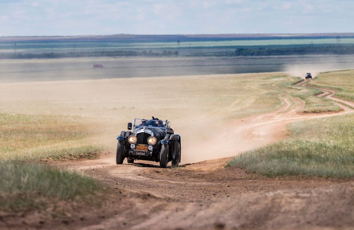 1934 Bentley Speed Six of Jean Vincent (B) and Marcel Peumans (B) - Day 18 Balkashino camp - Kostanay