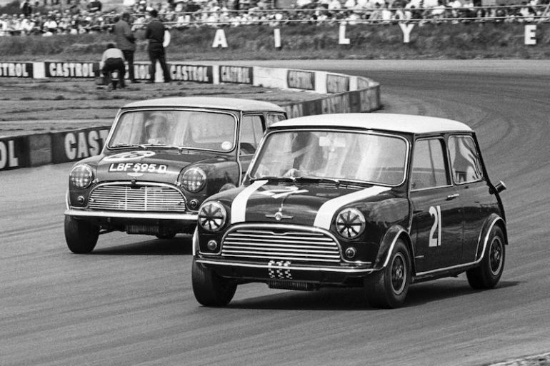 John Rhodes, Cooper Car Company Mini Cooper S and Steve Neal, Equipe Arden Mini Cooper S, British Grand Prix, 1967 Mike Hayward