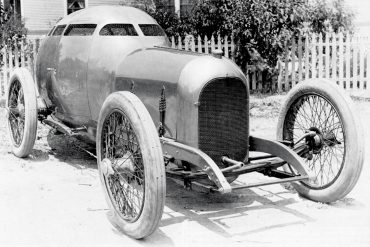 Barney Oldfield drives the ÒGolden SubÓ to four land speed records (1917).