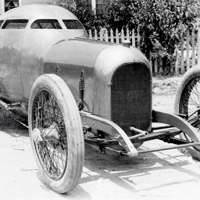 Barney Oldfield drives the ÒGolden SubÓ to four land speed records (1917).