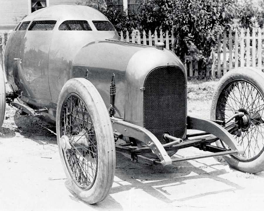 Barney Oldfield drives the ÒGolden SubÓ to four land speed records (1917).