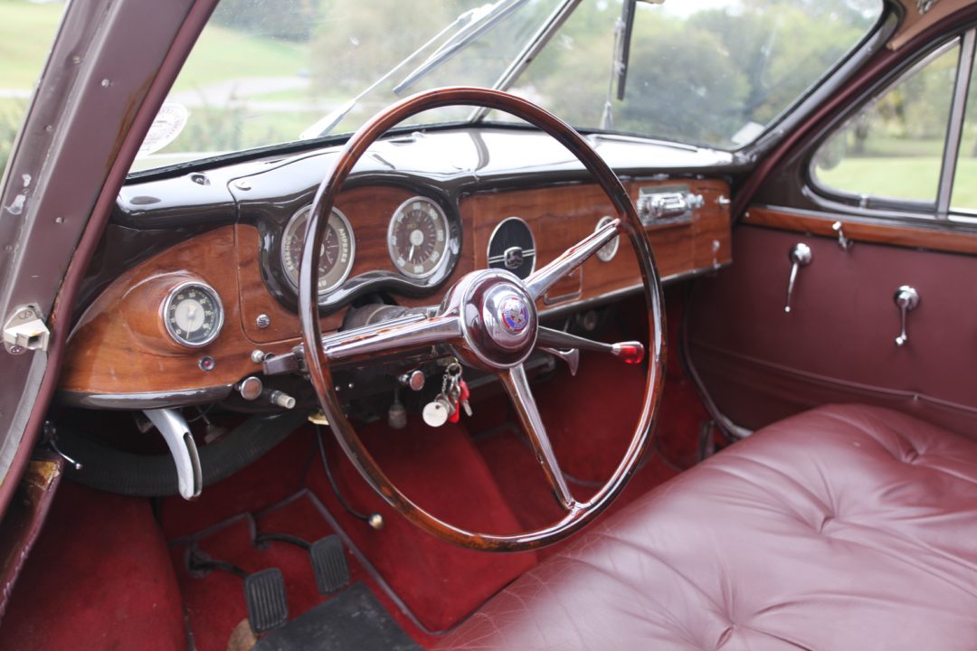Luxury!  Notice the tach on the very left of the dash.  Only the saloon has it.