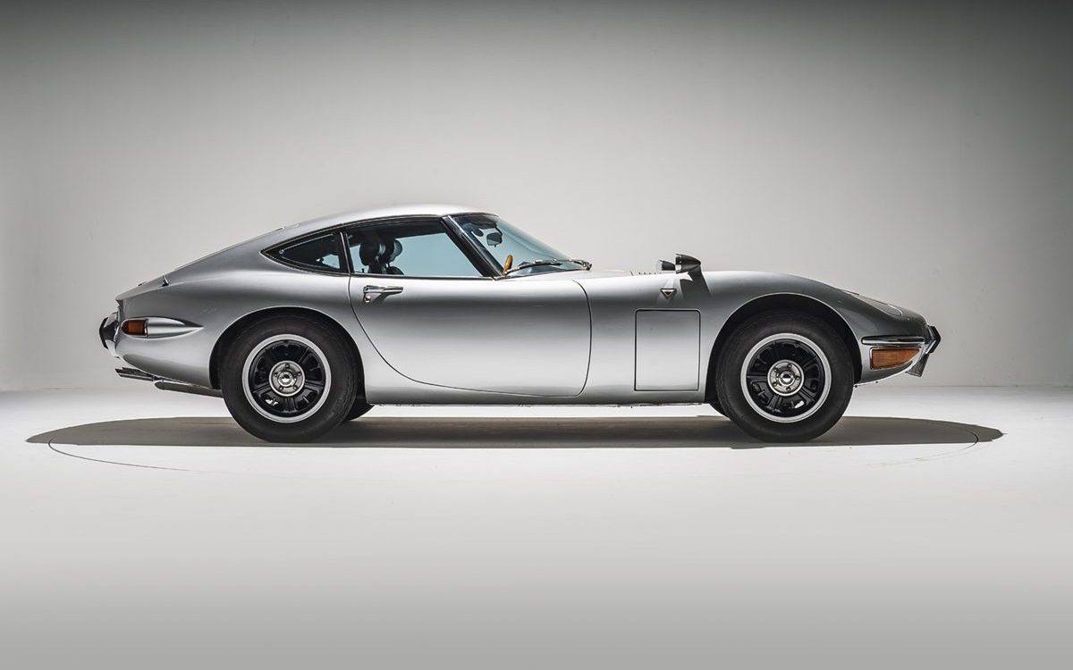 side profile of Toyota 2000 GT