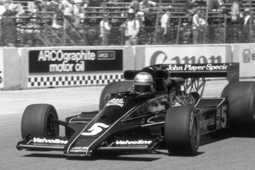 Mario Andretti becomes the first American to win a US GP (1977).