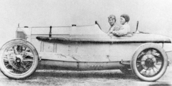 Ralph DePalma wins the Vanderbilt Cup Race in his ÒGrey GhostÓ Mercedes (1914).