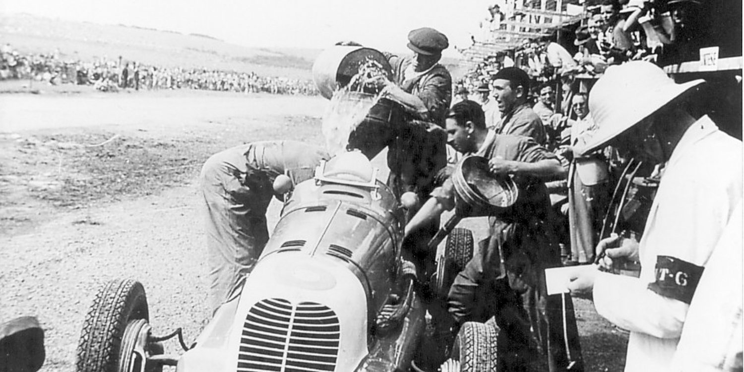 Villoresi makes a pit stop during the 1939 SAGP.