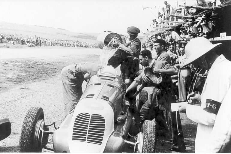 Villoresi makes a pit stop during the 1939 SAGP.