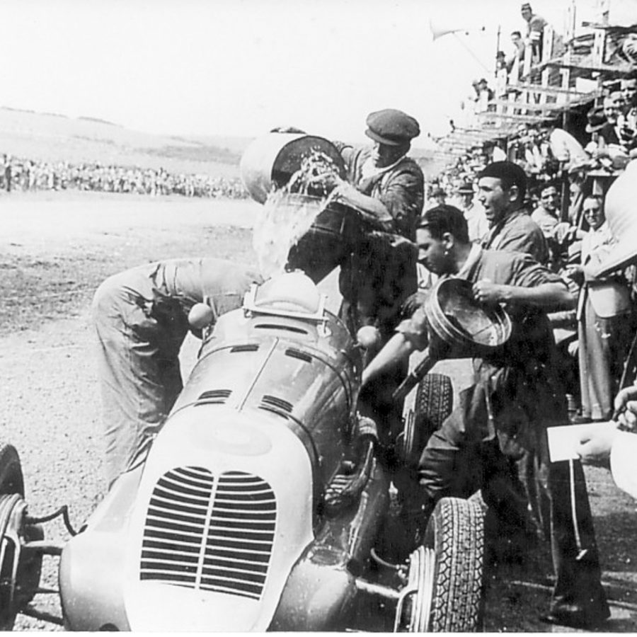 Villoresi makes a pit stop during the 1939 SAGP.