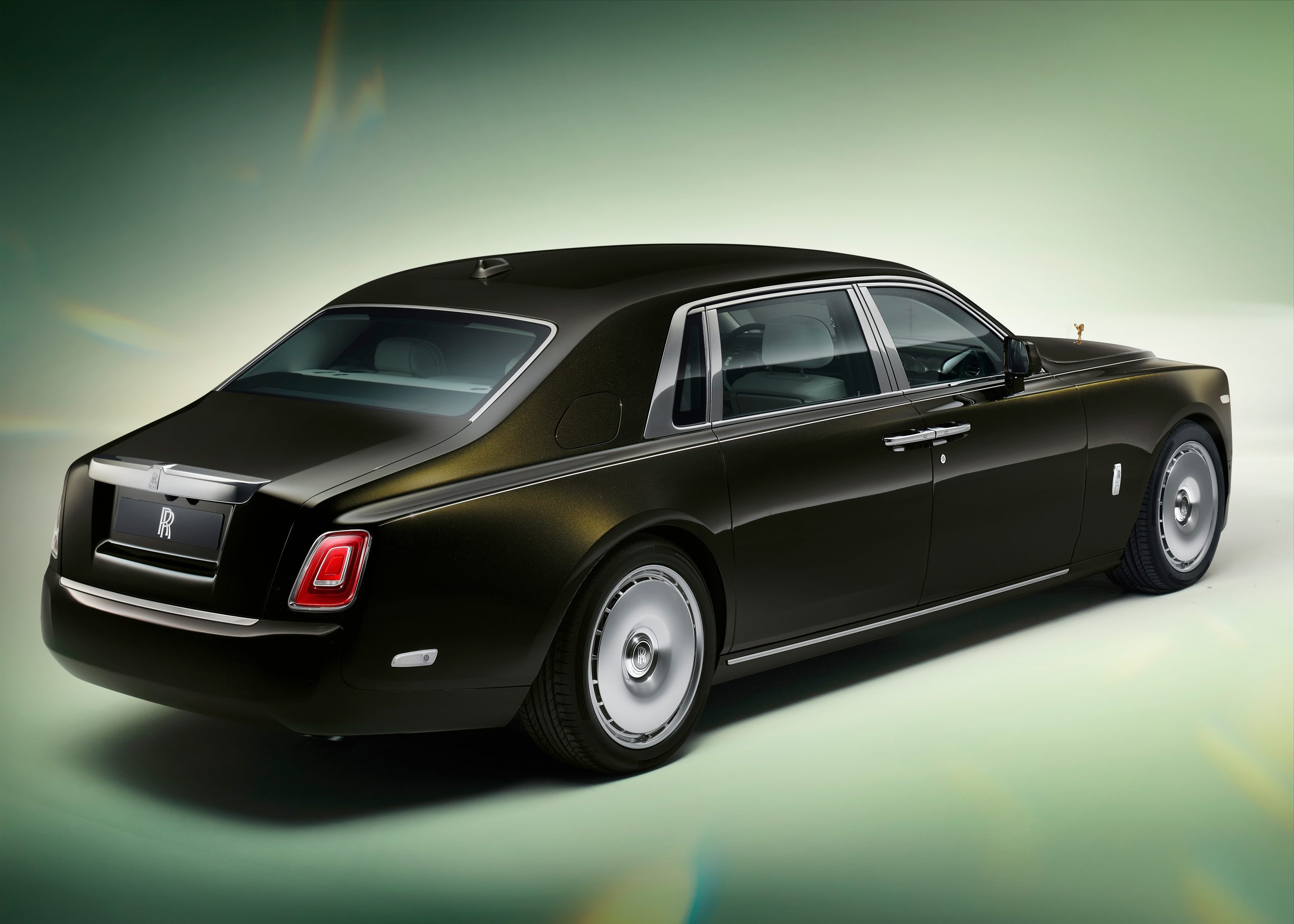 ROLLS-ROYCE PHANTOM II, RATIONAL ELEGANCE - Auto&Design