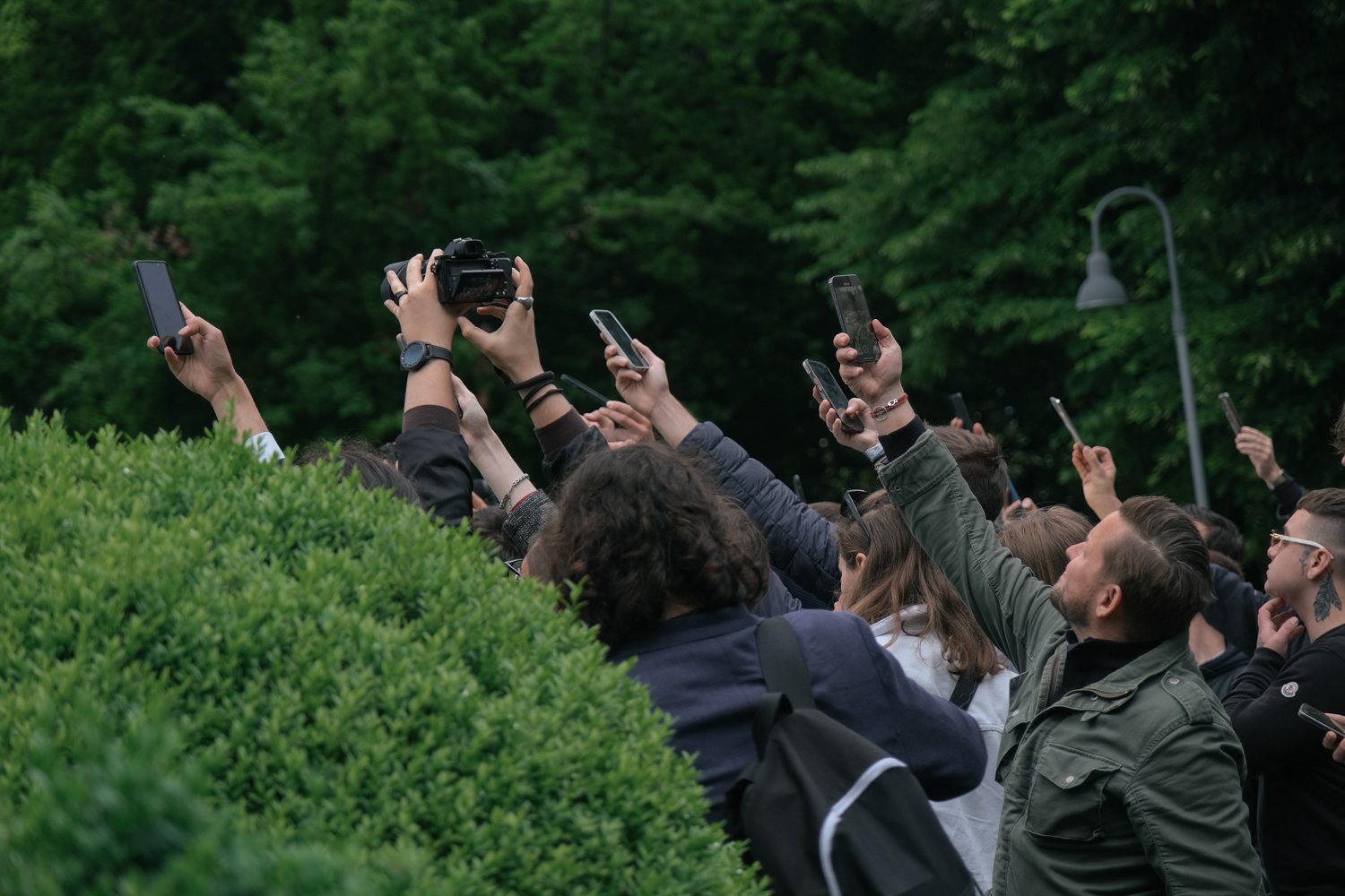 Crowds filming the revving Sauber C9 at the Villa Erba Public Day event from the 2023 Concorso d'Eleganza Villa d'Este NEMANJA MRDJA