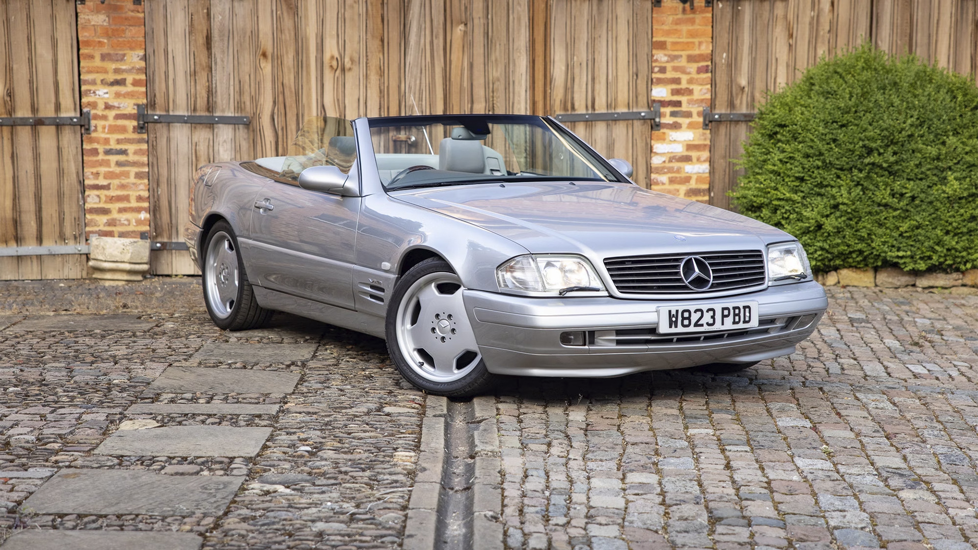 Photo of silver Mercedes-Benz SL600 R129