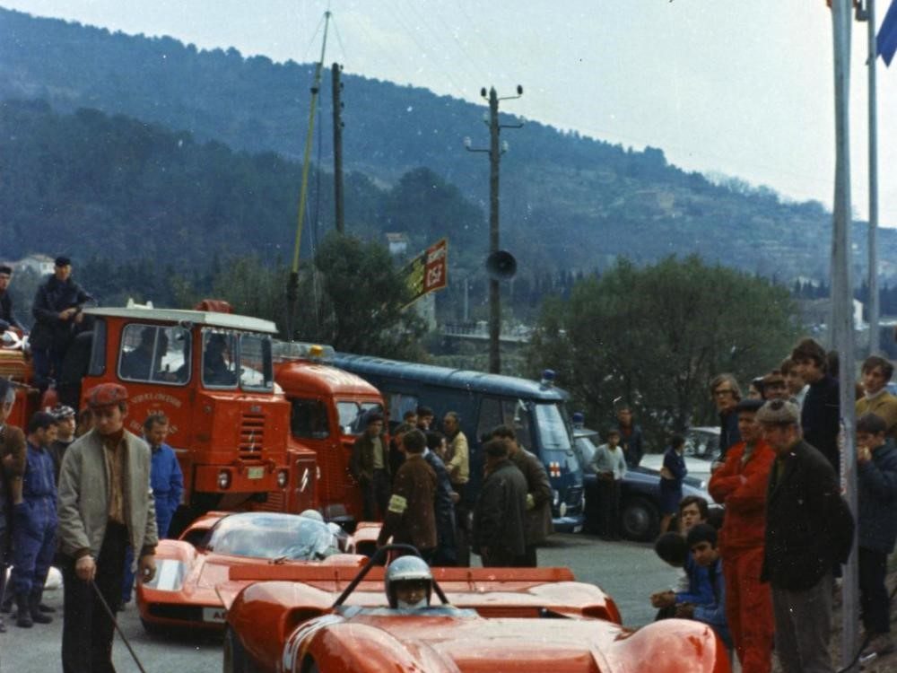 In its first official appearance, at Ampus, the 212E caused a sensation on the grid. Certainly, Abarth and Alfa-Romeo did not expect such an unpleasant surprise for the 1969 Hill Climb season! Credits: Unknown.