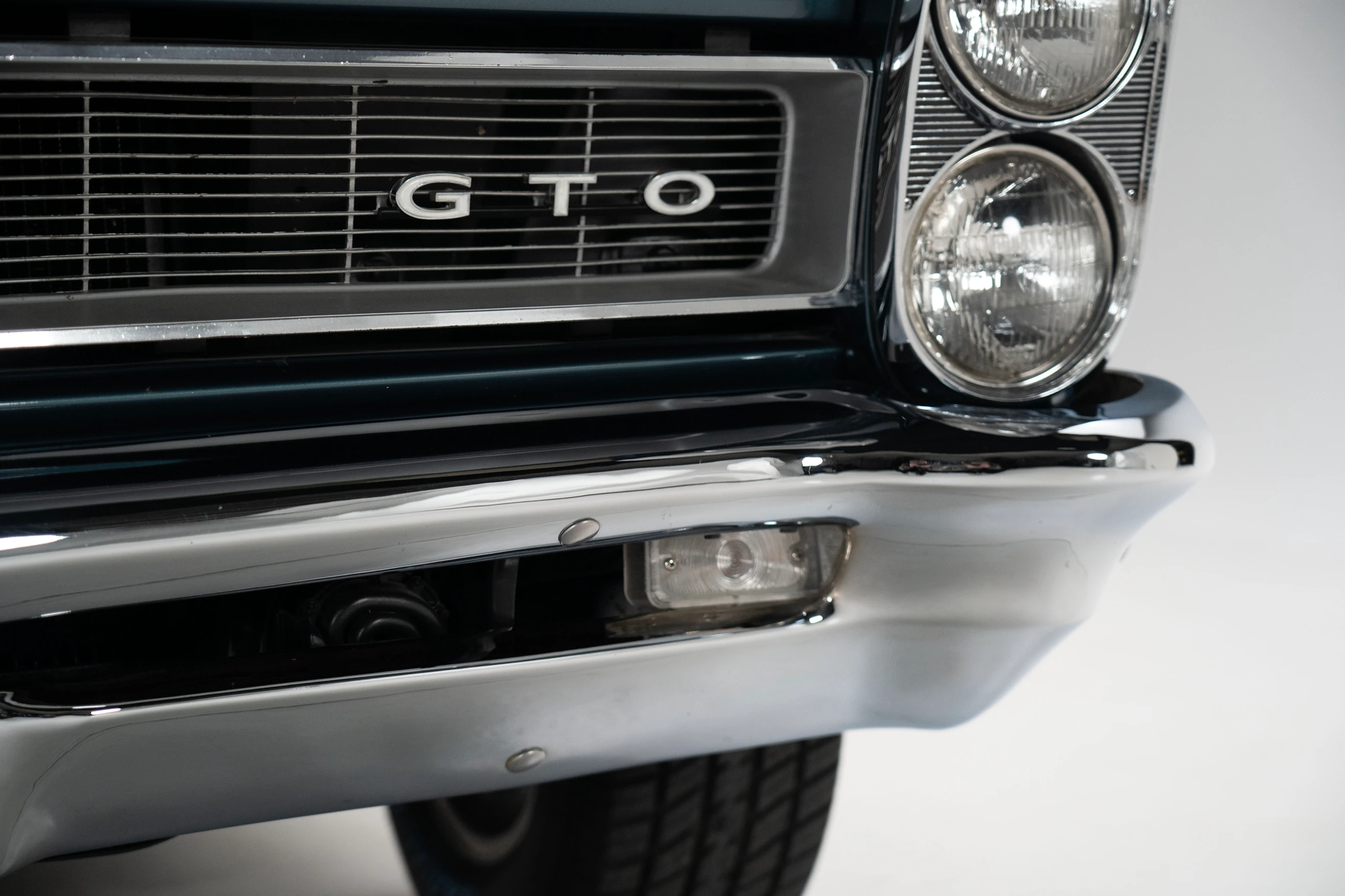 Front GTO badge of a 1965 Pontiac GT coupe