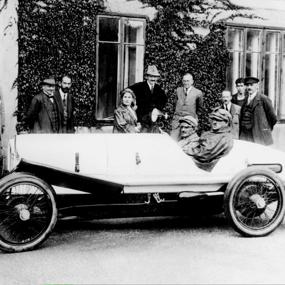 In front of the Austro-Daimler headquarters in the autumn of 1922 Ferdinand Pors