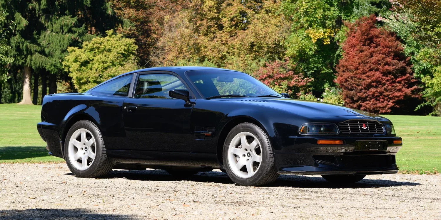 Three-quarter side view of a 1995 black Aston Martin Vantage V550