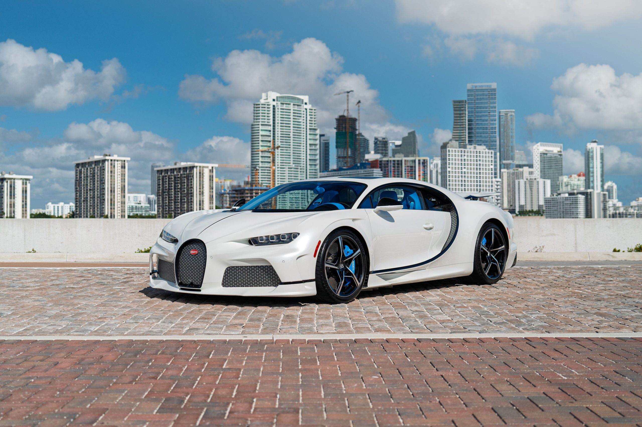 Three-quarter side view of a Bugatti Chiron Super Sport 'Éléphant Blanc'