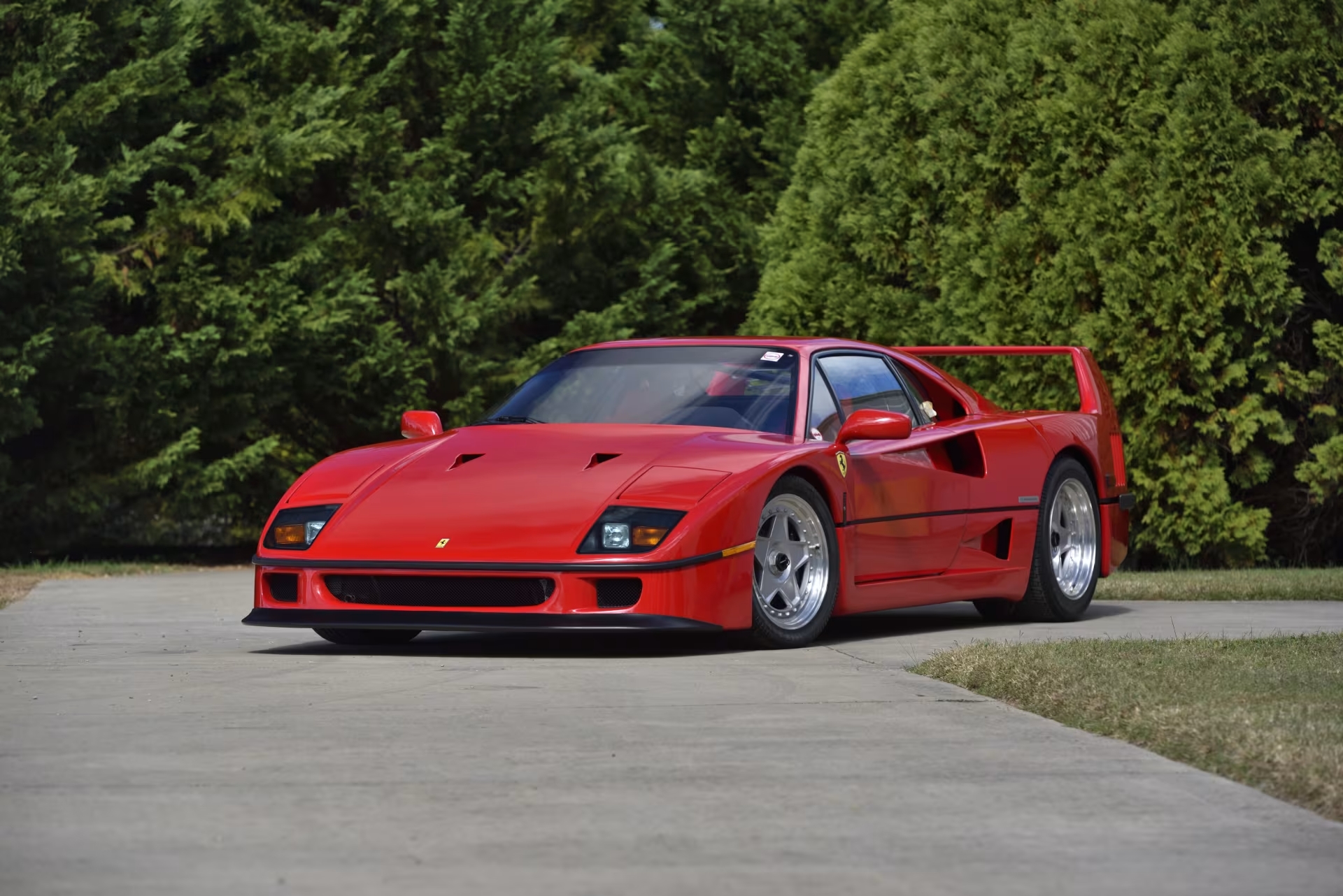 Three-quarter side view of a 1992 red Ferrari F40
