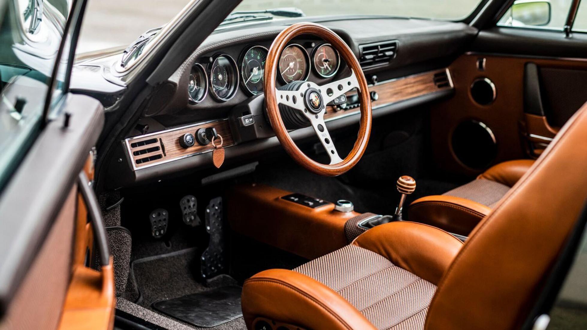G-body Porsche 911 Carrera interior